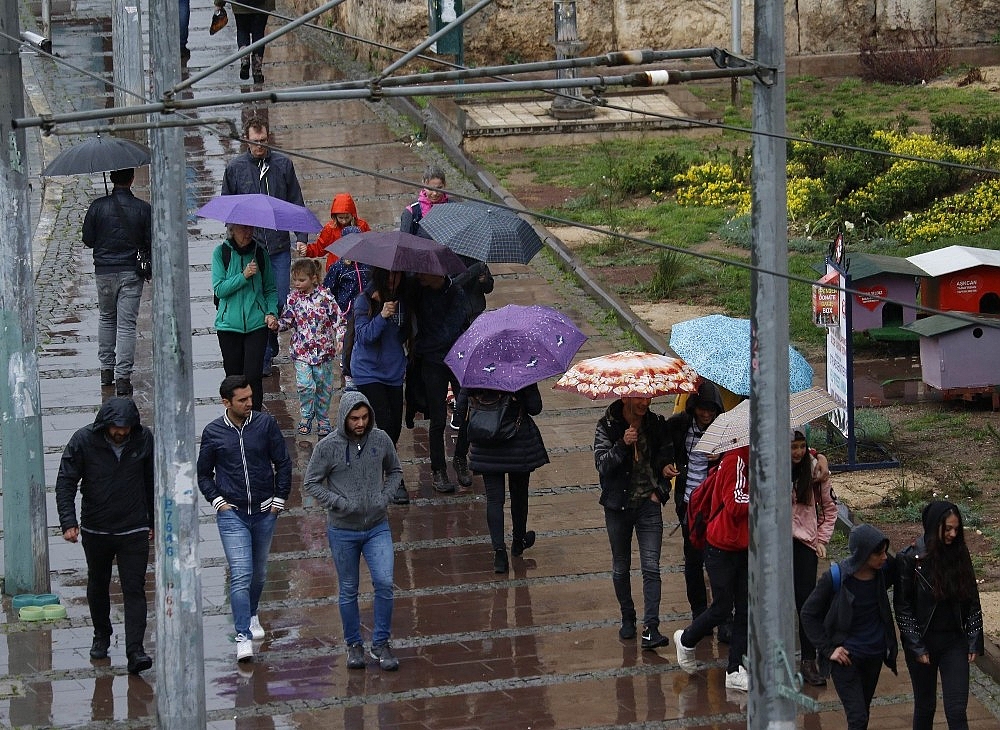 Antalya'da turistler yağmura aldırmadı
