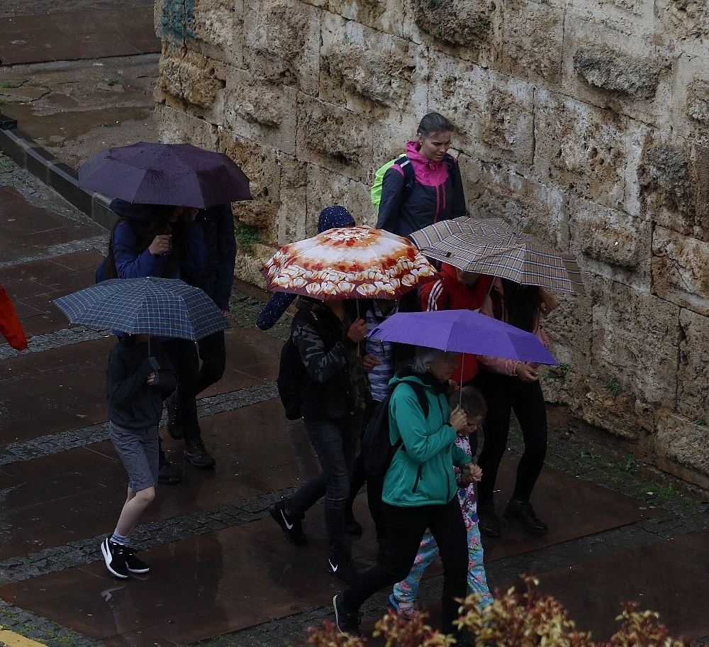 Antalya'da turistler yağmura aldırmadı