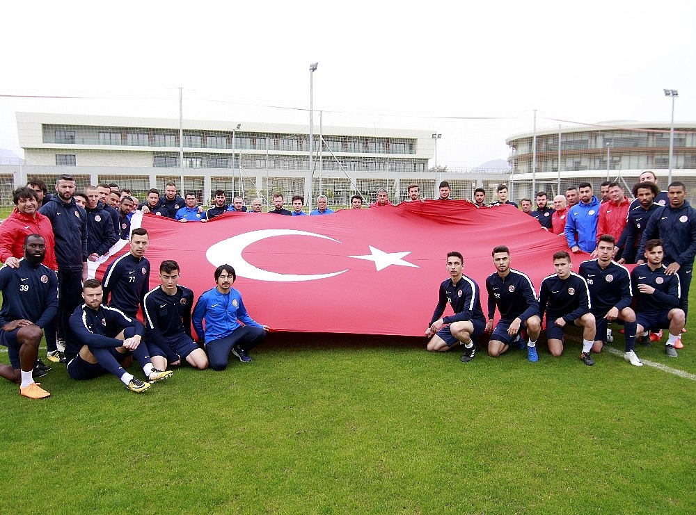 Antalyaspor'dan şehitlere bayraklı saygı