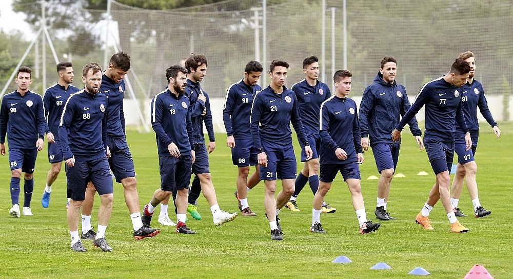 Antalyaspor'dan şehitlere bayraklı saygı