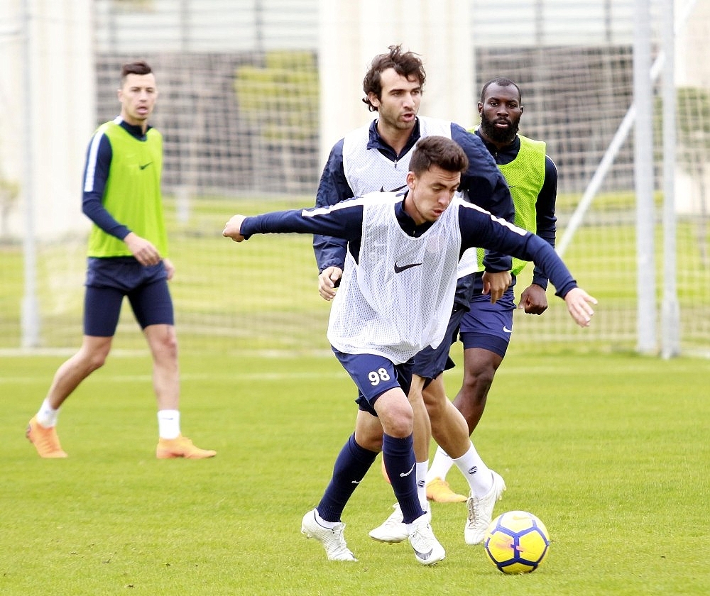 Antalyaspor'dan şehitlere bayraklı saygı