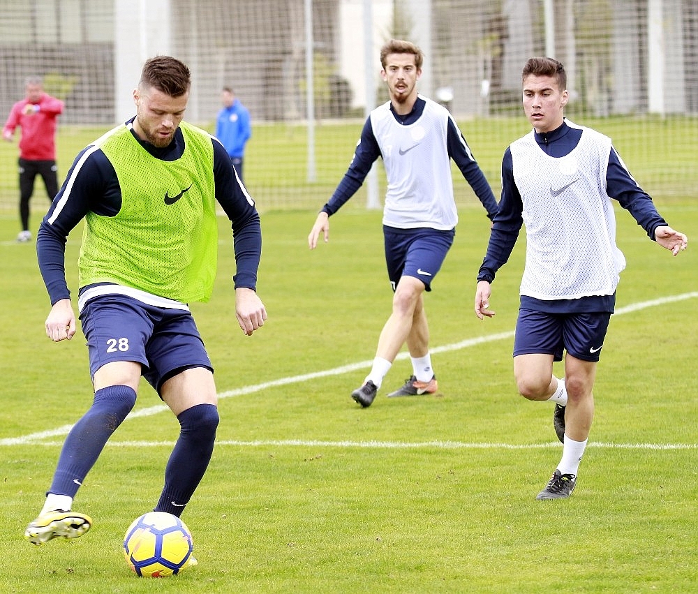 Antalyaspor'dan şehitlere bayraklı saygı
