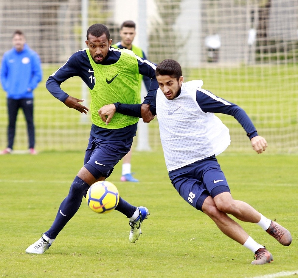 Antalyaspor'dan şehitlere bayraklı saygı
