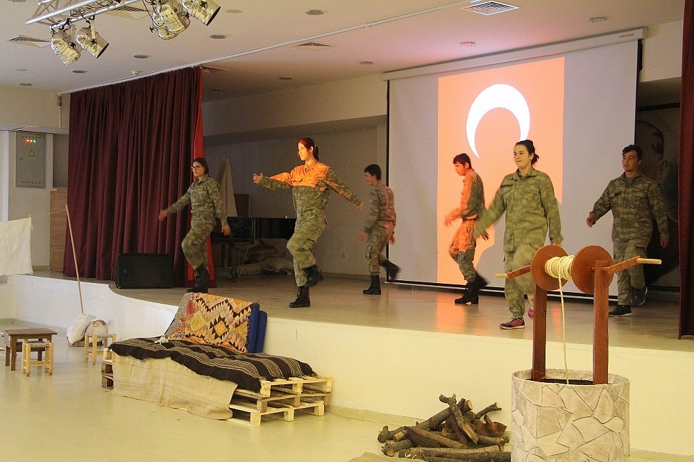 Büyükşehirin özel öğrencileri Çanakkale Destanı'nı canlandırdı