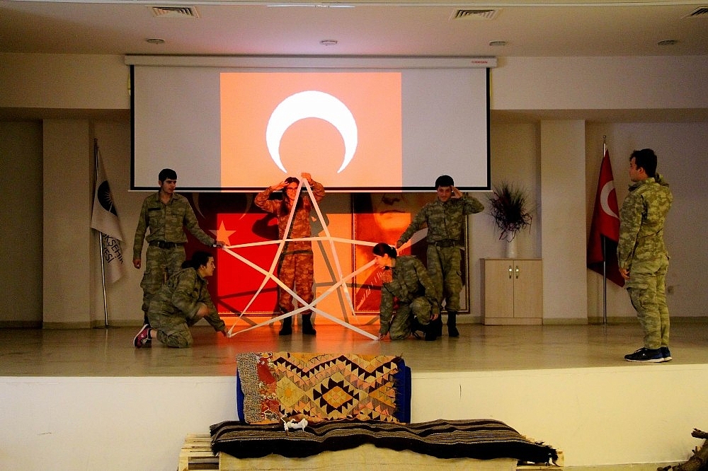 Büyükşehirin özel öğrencileri Çanakkale Destanı'nı canlandırdı