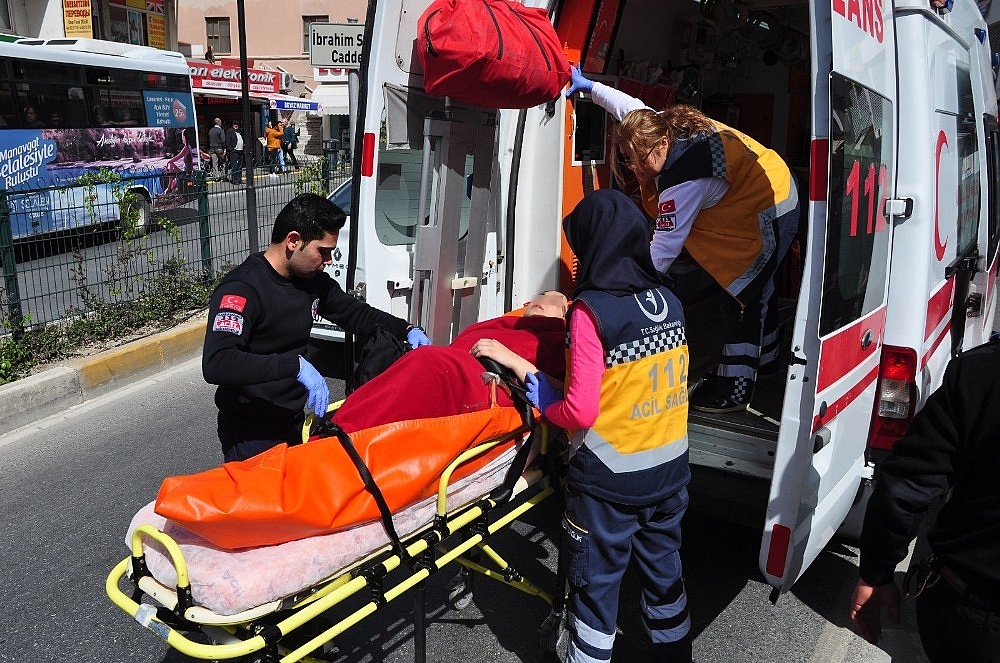 Manavgat Köprüsü'nden atlayan genç kızı tekne personeli kurtardı!