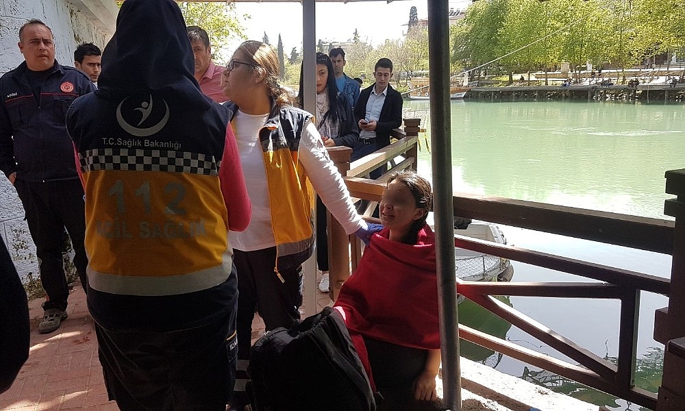 Manavgat Köprüsü'nden atlayan genç kızı tekne personeli kurtardı!