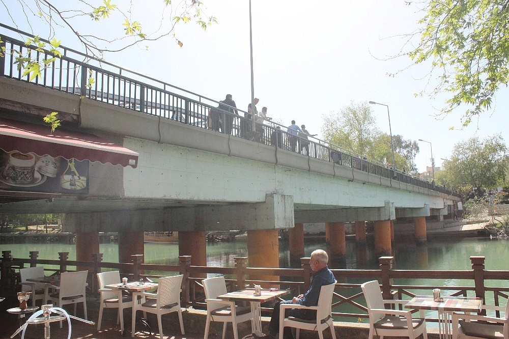 Manavgat Köprüsü'nden atlayan genç kızı tekne personeli kurtardı!