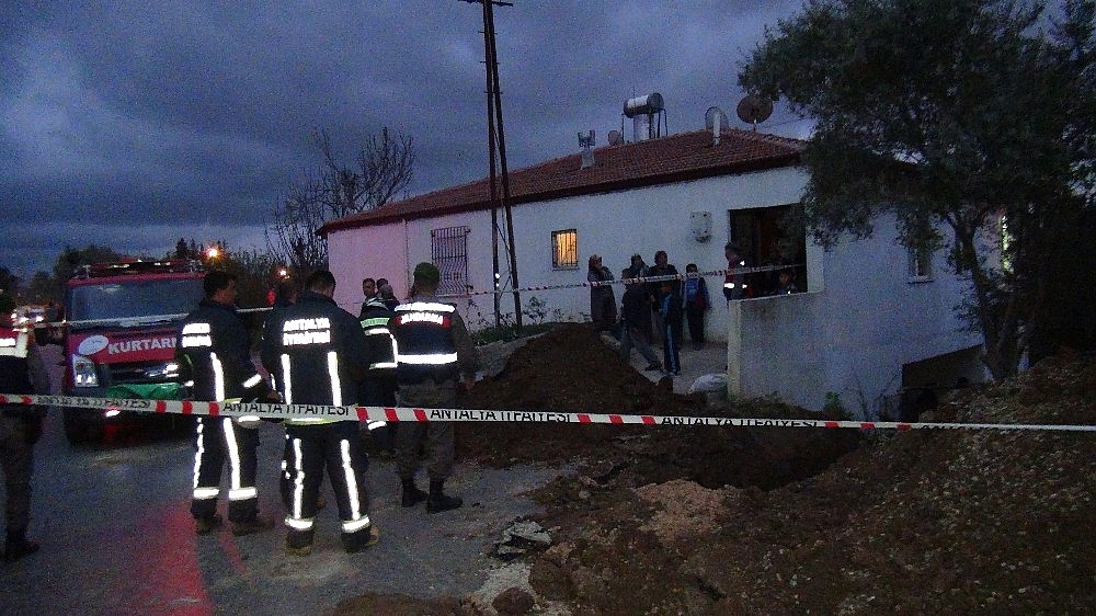 Manavgat'ta göçük: 1 ölü, 1 yaralı! (Videolu)