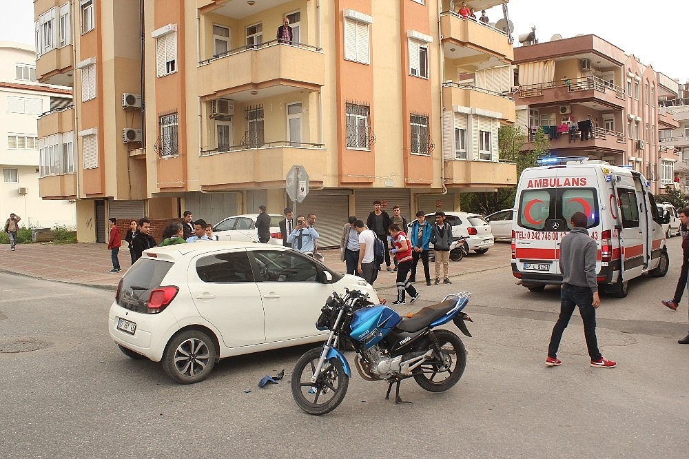 Otomobil ile motosiklet çarpıştı: 2 yaralı!