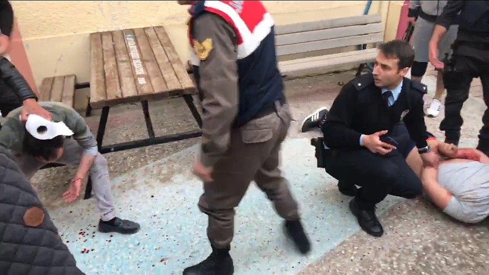 Polisin ikna etmeye çalıştığı genç, av tüfeğiyle ortalığı birbirine kattı!