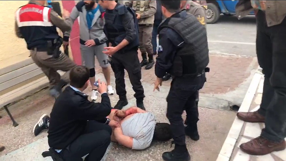 Polisin ikna etmeye çalıştığı genç, av tüfeğiyle ortalığı birbirine kattı!