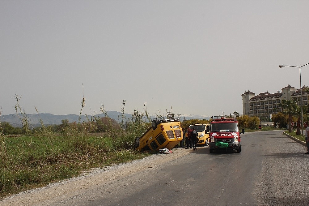 Turistleri taşıyan araç devrildi: 2 yaralı!