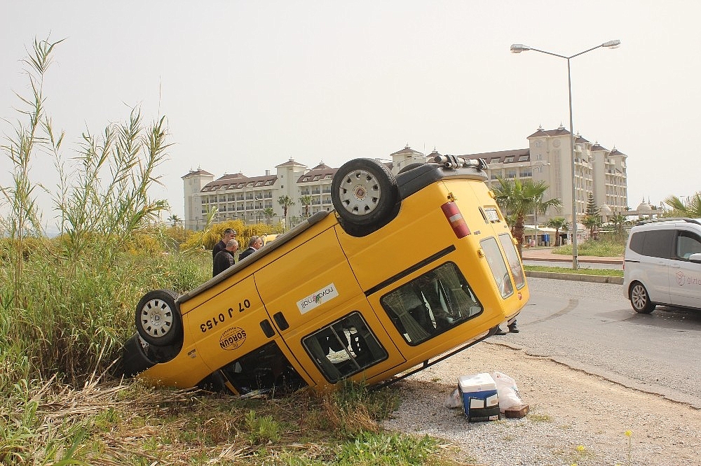 Turistleri taşıyan araç devrildi: 2 yaralı!