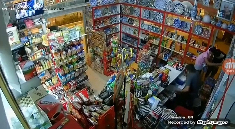 Alarm çalınca kasayı bırakıp kaçtılar! (Videolu)