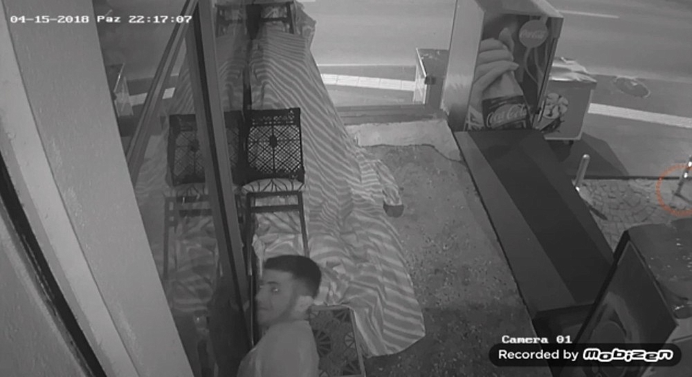 Alarm çalınca kasayı bırakıp kaçtılar! (Videolu)