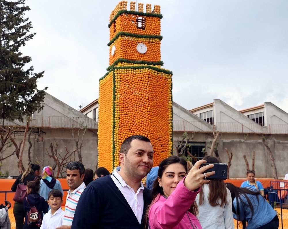 Antalya'da 50 ton narenciyenin kullanıldığı Portakal Çiçeği Festivali başladı