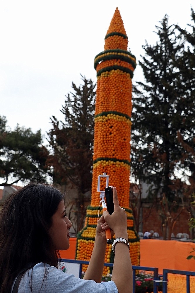 Antalya'da 50 ton narenciyenin kullanıldığı Portakal Çiçeği Festivali başladı