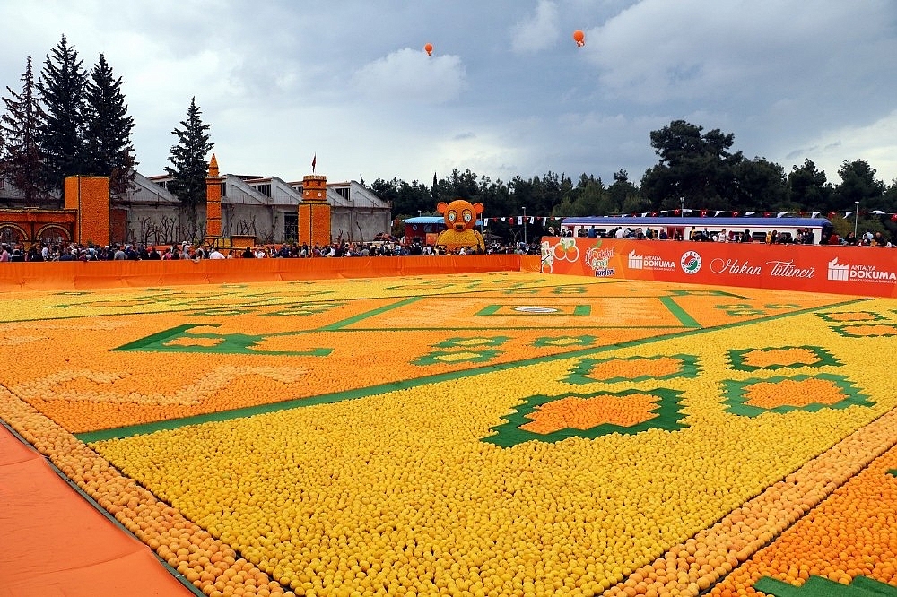 Antalya'da 50 ton narenciyenin kullanıldığı Portakal Çiçeği Festivali başladı