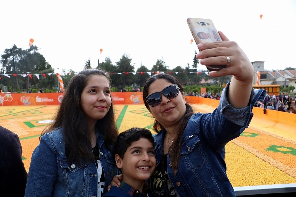 Antalya'da 50 ton narenciyenin kullanıldığı Portakal Çiçeği Festivali başladı
