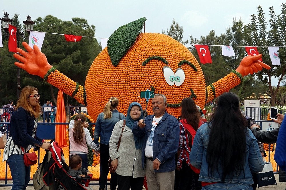 Antalya'da 50 ton narenciyenin kullanıldığı Portakal Çiçeği Festivali başladı