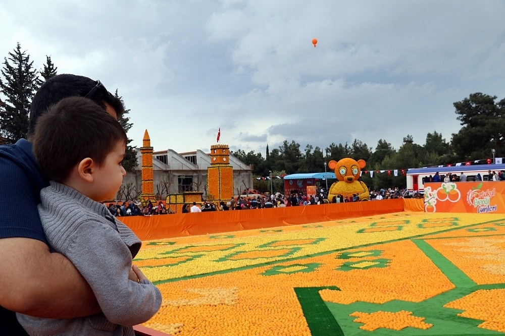 Antalya'da 50 ton narenciyenin kullanıldığı Portakal Çiçeği Festivali başladı