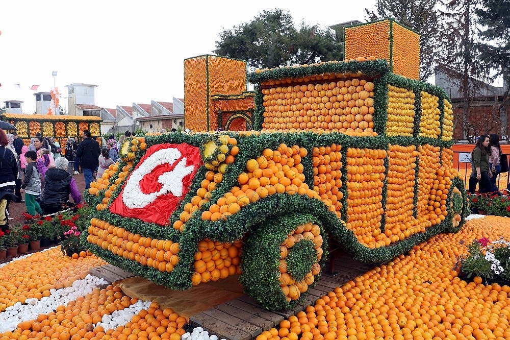 Antalya'da 50 ton narenciyenin kullanıldığı Portakal Çiçeği Festivali başladı