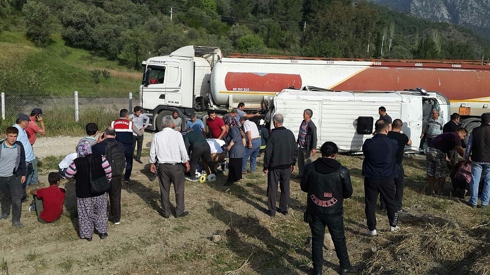 Antalya'da akaryakıt tankeri ile öğrenci servisi çarpıştı: 1'i ağır 16 yaralı!