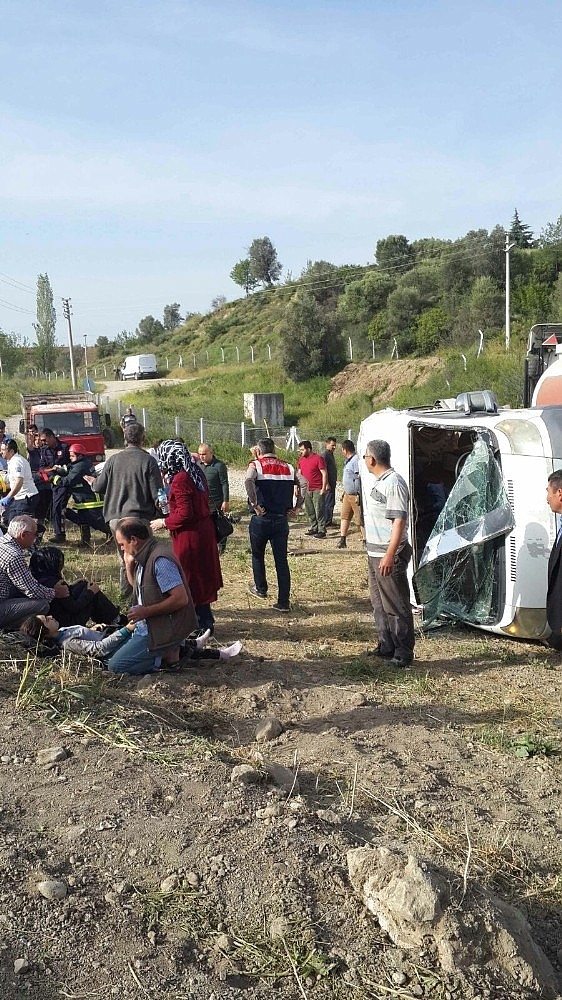 Antalya'da akaryakıt tankeri ile öğrenci servisi çarpıştı: 1'i ağır 16 yaralı!