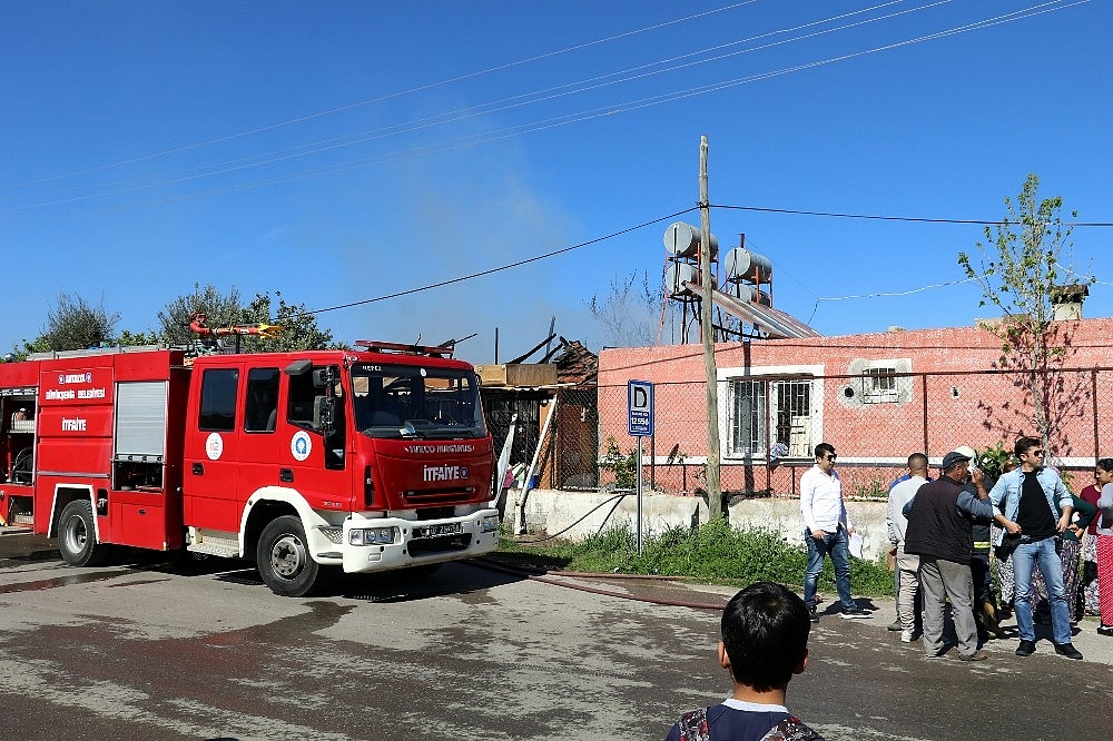 Antalya'da depo yangını!