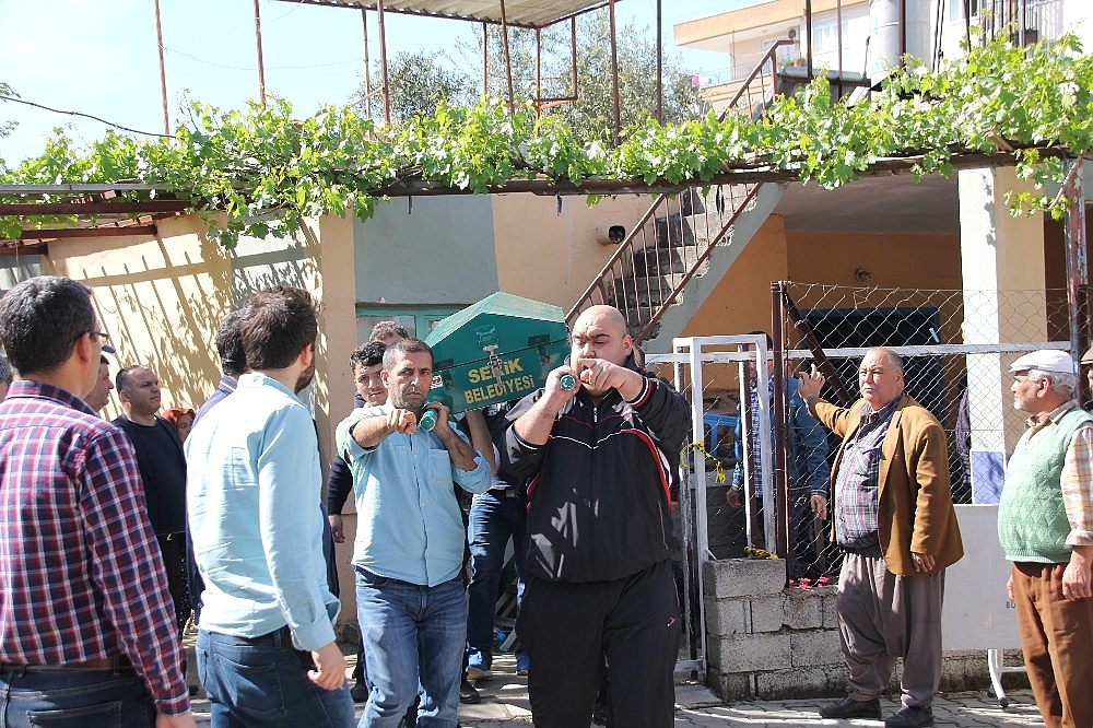 Antalya'da yaşlı çift evlerinde ölü bulundu!