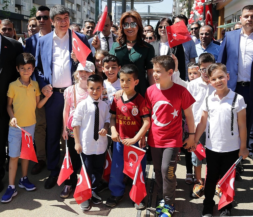 Başkan Türel ve eşi Ebru Türel çocuklarla birlikte yürüdü