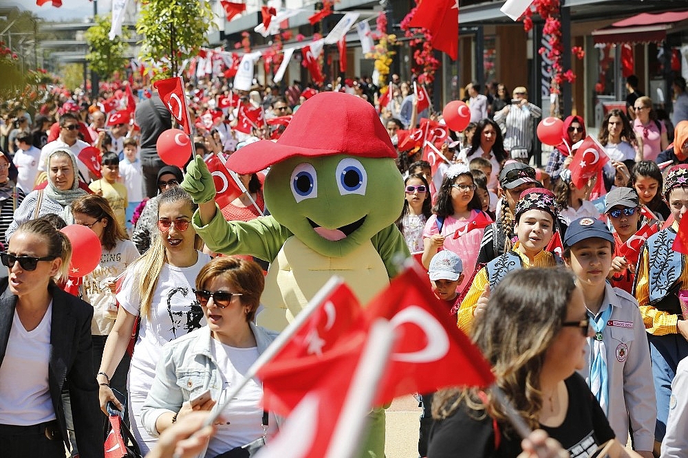 Başkan Türel ve eşi Ebru Türel çocuklarla birlikte yürüdü