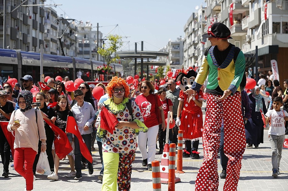 Başkan Türel ve eşi Ebru Türel çocuklarla birlikte yürüdü