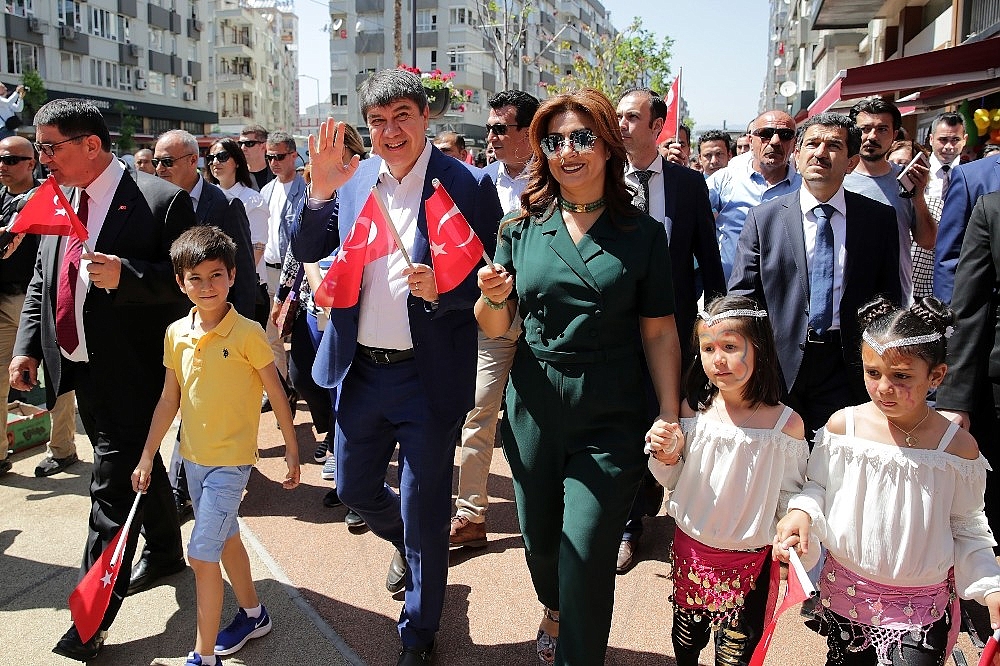 Başkan Türel ve eşi Ebru Türel çocuklarla birlikte yürüdü