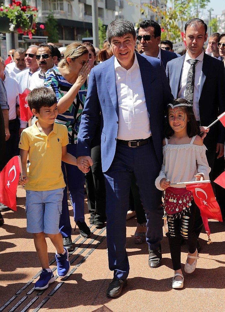 Başkan Türel ve eşi Ebru Türel çocuklarla birlikte yürüdü