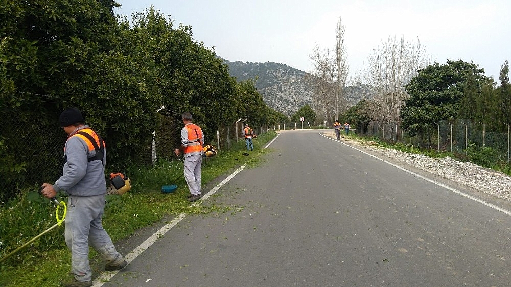 Büyükşehir, Finike'de hizmetlerine devam ediyor