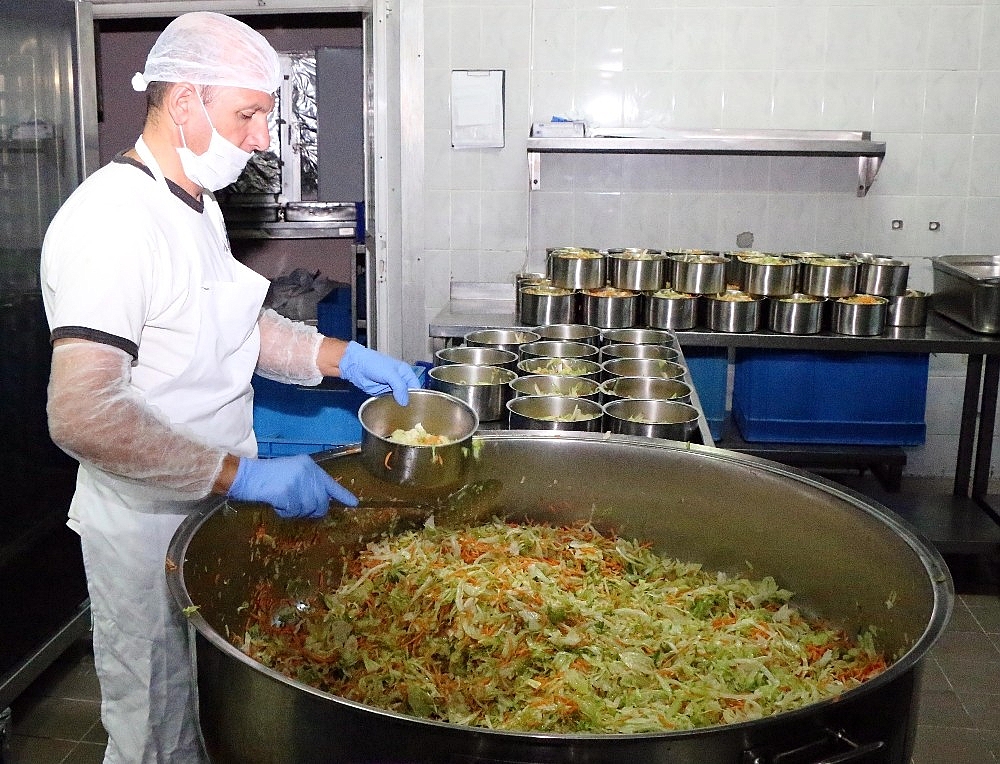Büyükşehir'den her gün 2 bin 600 kişiye üç öğün yemek