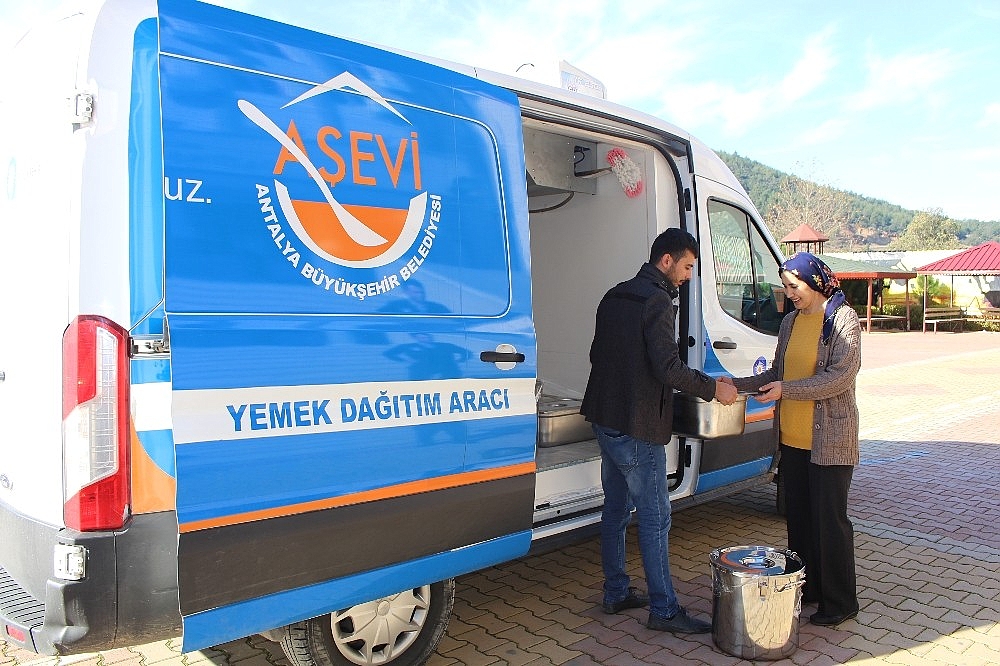 Büyükşehir'den her gün 2 bin 600 kişiye üç öğün yemek