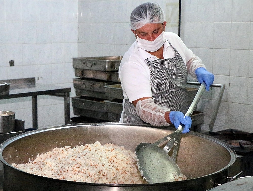 Büyükşehir'den her gün 2 bin 600 kişiye üç öğün yemek