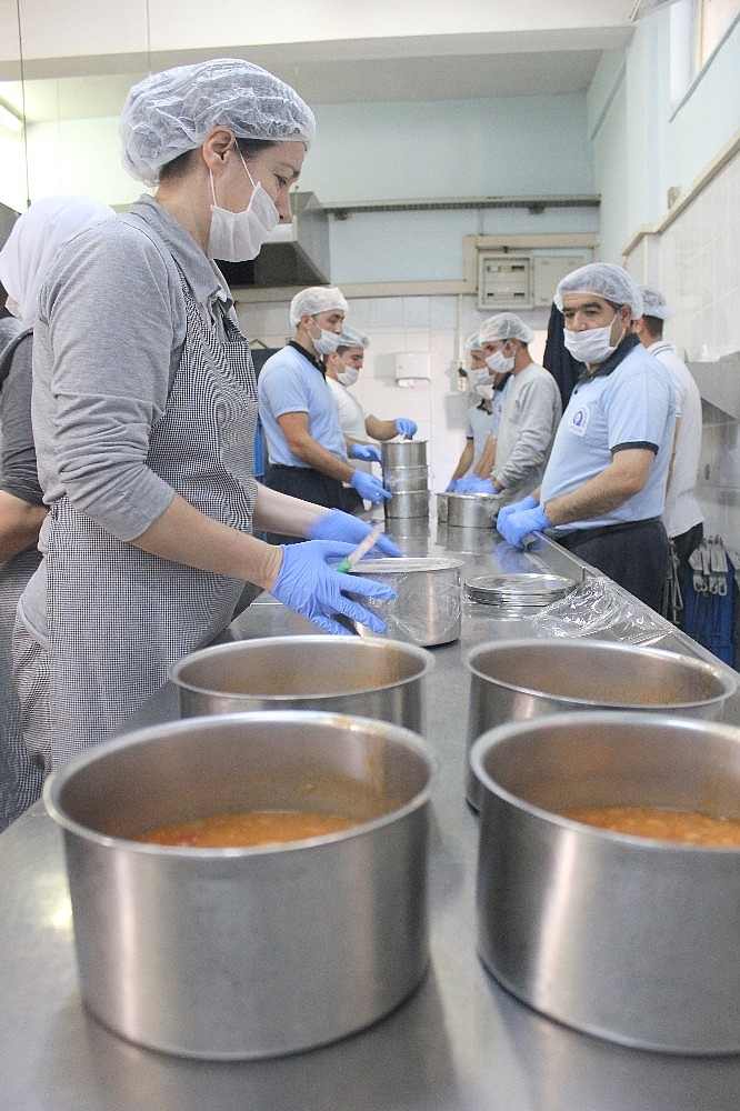 Büyükşehir'den her gün 2 bin 600 kişiye üç öğün yemek