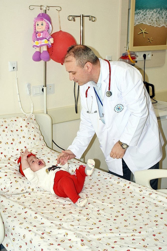Dünyada sadece 10 kişide bulunan hastalığa kapılan minik bebek şifayı Alanya'da buldu! (Videolu)