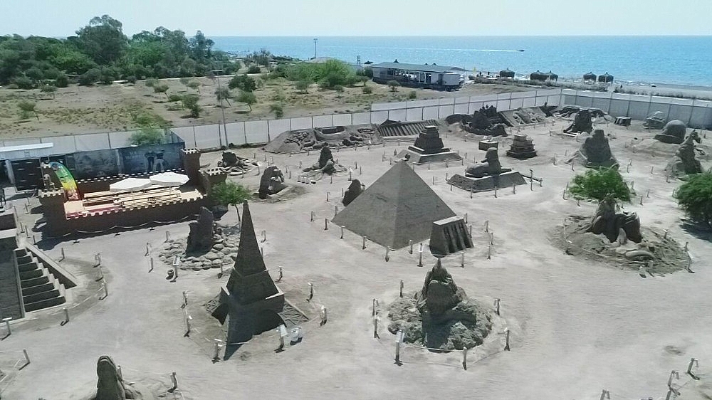 Efsaneler Antalya'da kumda hayat buldu