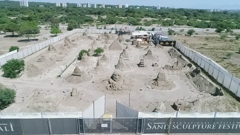 Efsaneler Antalya'da kumda hayat buldu