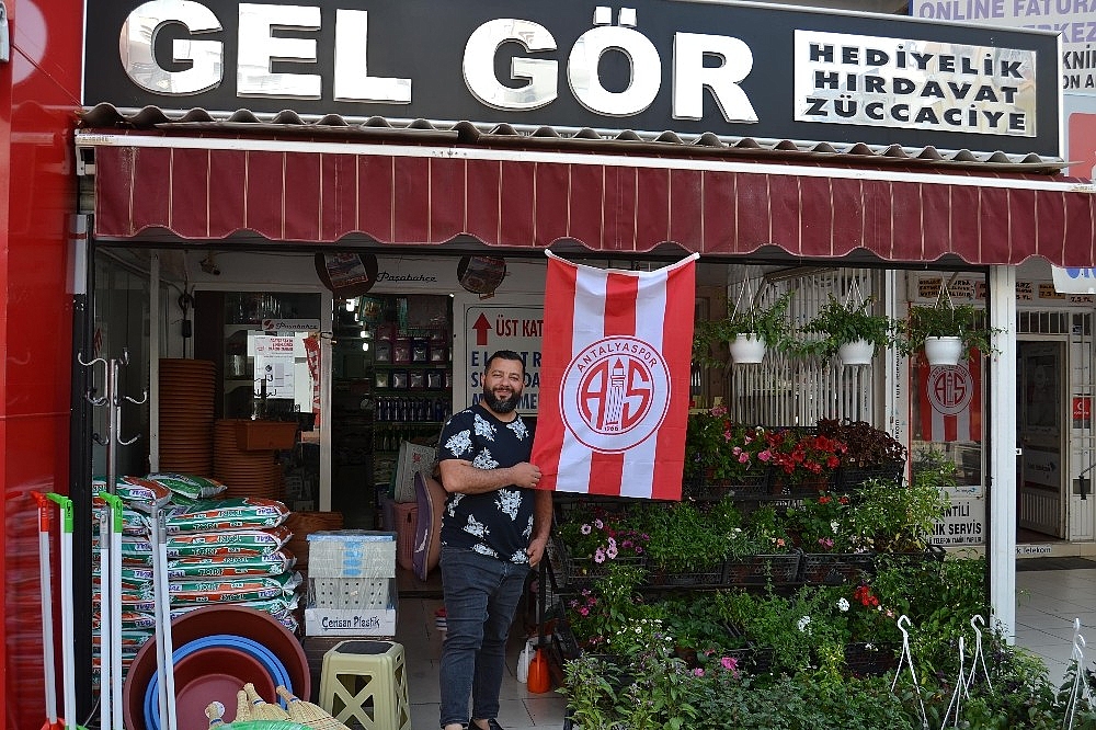 Esnafa 8 bin adet Antalyaspor bayrağı dağıtıldı