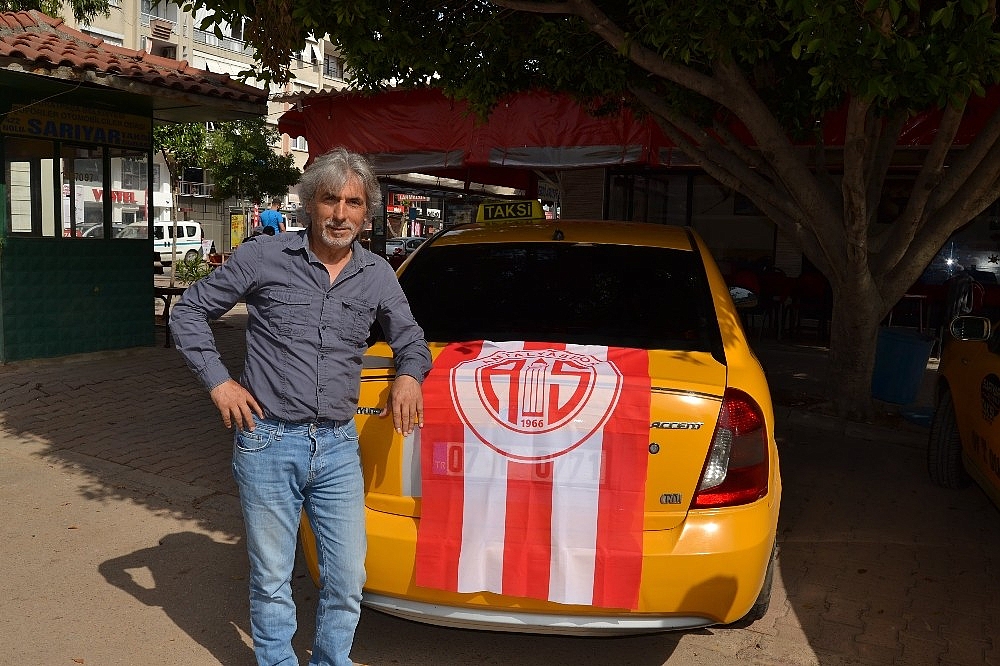 Esnafa 8 bin adet Antalyaspor bayrağı dağıtıldı