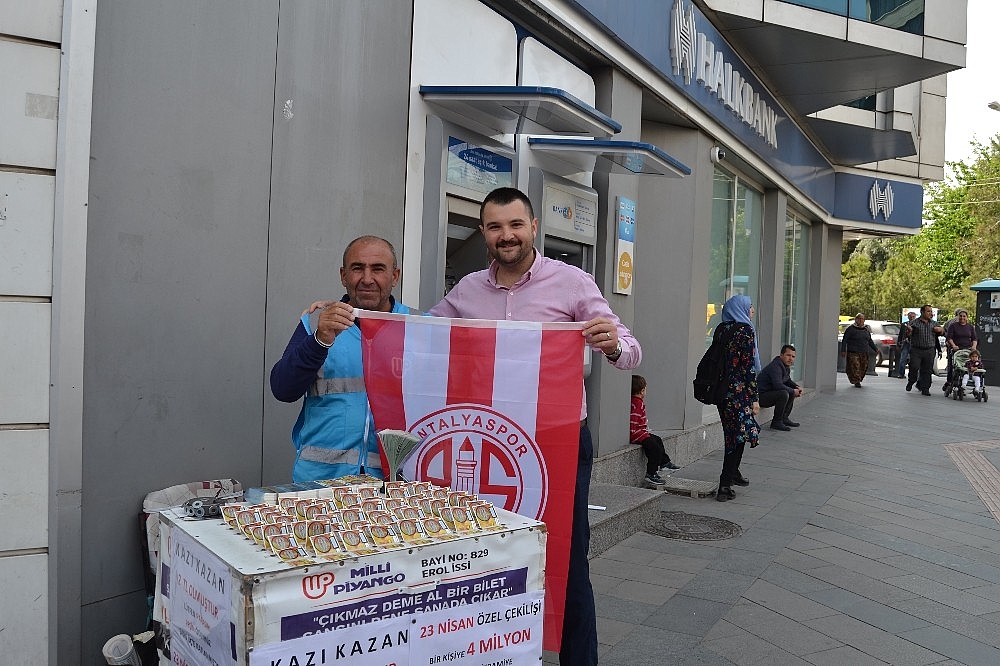 Esnafa 8 bin adet Antalyaspor bayrağı dağıtıldı