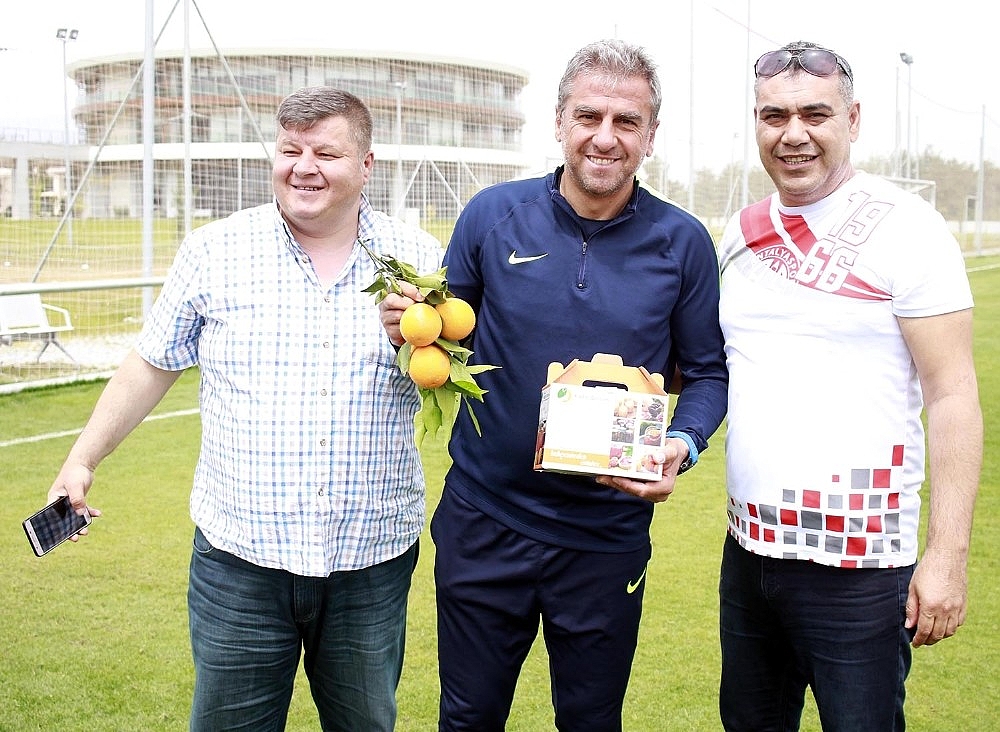 Finikeli taraftarlardan Antalyasporlu futbolculara portakal takviyesi