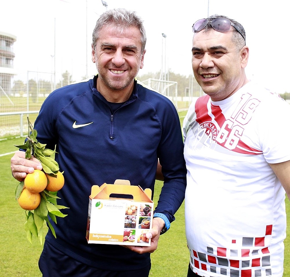 Finikeli taraftarlardan Antalyasporlu futbolculara portakal takviyesi