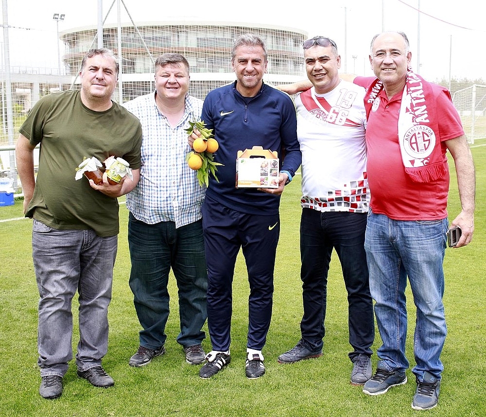 Finikeli taraftarlardan Antalyasporlu futbolculara portakal takviyesi